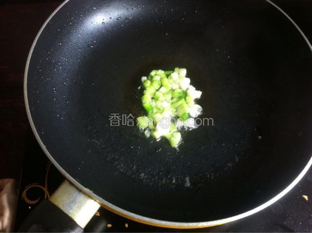 热油放入葱杆末炒香