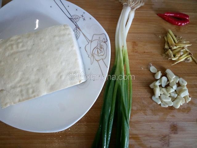 准备葱、姜、蒜和小米椒，豆腐400克。