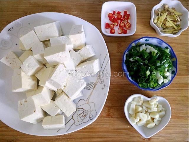 豆腐切小块，葱切小段。