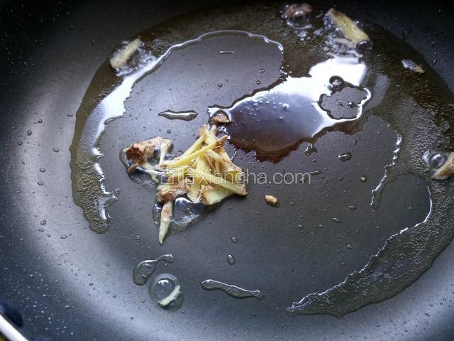 锅内留底油，放入生姜爆炒出香味。