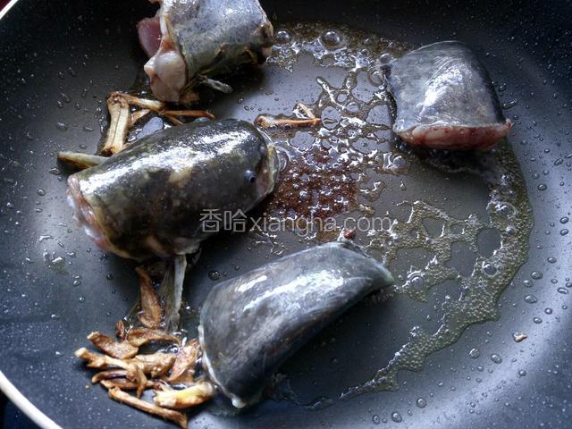 放入鲶鱼段，煸炒片刻。