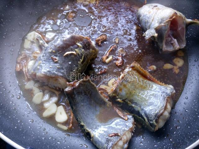 放入20克味极鲜酱油。