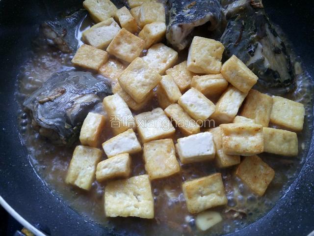 水烧开后，放入煎好的豆腐块。