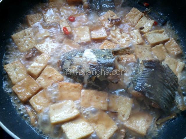 放少许盐中火炖煮。