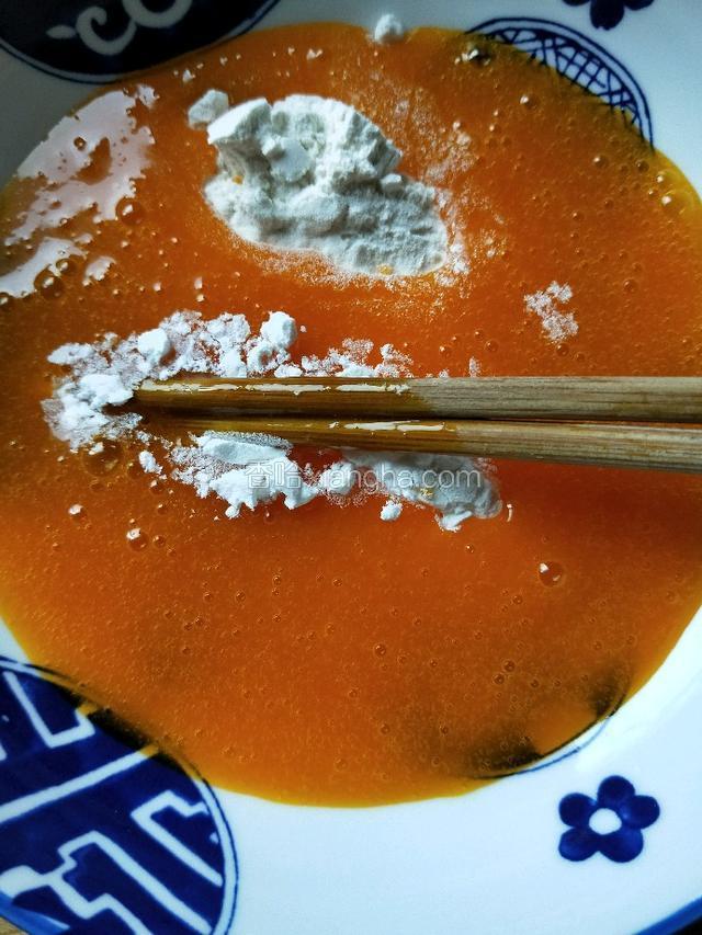蛋放一点点盐调成蛋液倒入面粉碗里