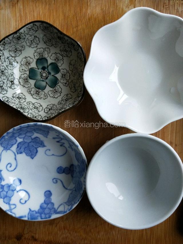 准备四个小碗，放蛋液