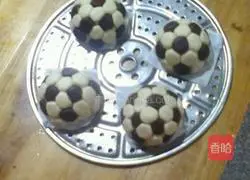 Illustration of how to make football steamed buns 5
