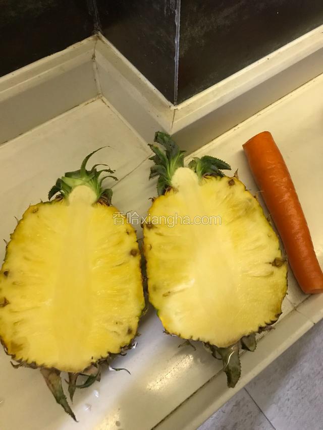 将菠萝切半，挖出里面的果肉，切丁