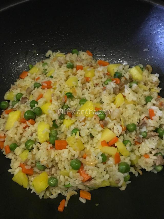 放油先炒猪肉，待颜色变白，放入胡萝卜、青豆跟虾米翻炒，放适量盐，然后放冷饭炒，最后放菠萝，可以根据个人口味决定需不需要放盐。