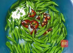 洋葱炒扁豆的做法图解1