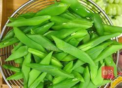 扁豆炒蒜肠的做法图解1