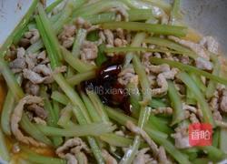 西芹炒肉丝的做法图解7