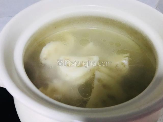 一个小时后放入莲藕继续煮40分钟