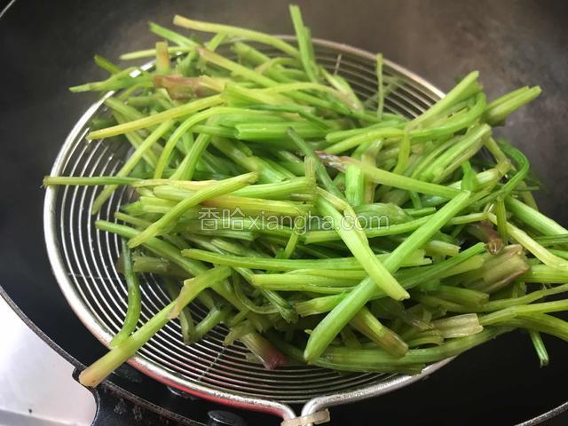 菠菜梗摘洗干净后放入开水锅中汆烫一下，捞出沥干水分