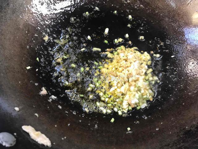 锅留底油，爆香姜蒜