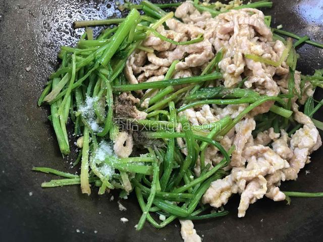 调入盐、糖、胡椒粉炒匀入味即可
