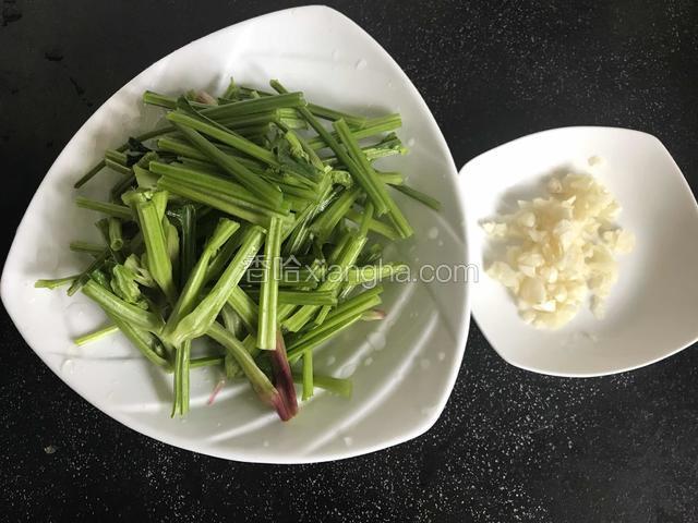 菠菜梗摘洗干净，大蒜去皮切碎