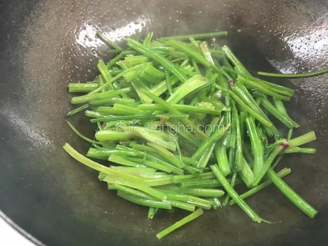 倒入菠菜梗炒匀
