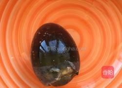 小葱皮蛋拌豆腐的做法图解1