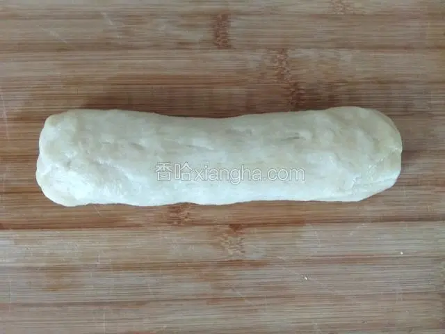 取一半的水油皮面团，搓成长条