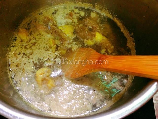 鸭肉洗净后，下锅焯水2分钟
