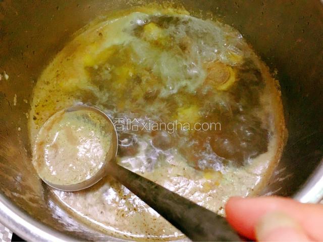 撇去浮沫，捞出鸭肉