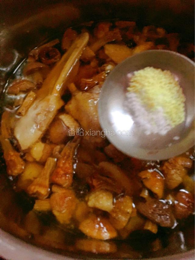 时间到，待高压锅排完气后开盖，加入盐和鸡精调味