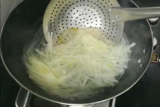 土豆切丝后加盐和菜油过水