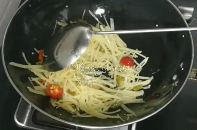 放入土豆丝炒匀后，调入盐和味精出锅