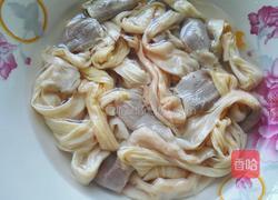 五香鸭板肠的做法图解1