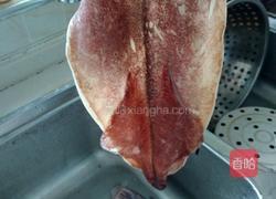 西芹溜鱿鱼肉片的做法图解1