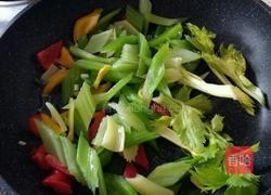 西芹溜鱿鱼肉片的做法图解12