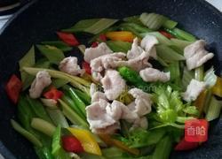 西芹溜鱿鱼肉片的做法图解13