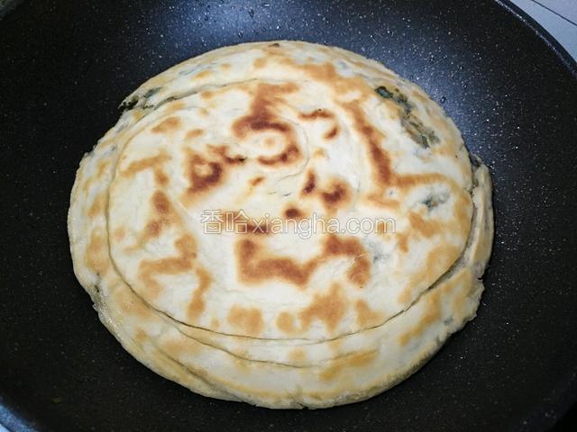 两面都烙至金黄色就可以出锅了。