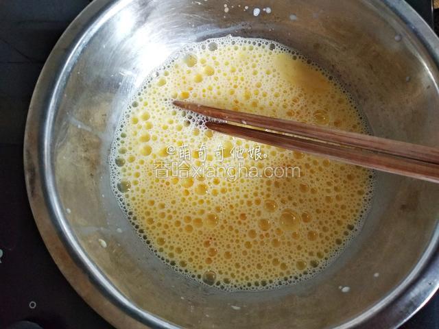 用蛋抽充分搅拌均匀， 然后放到燃气灶上用最小火边加热边不停搅拌，直至蛋黄糊变得粘稠并沸腾，关火。

一定要用最小火且不停搅拌，不然就成蛋花儿了！

（当然也可以先把蛋黄搅拌均匀了再加牛奶白糖这样更容易搅匀。）