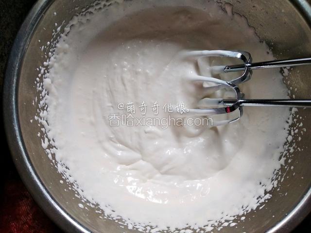 淡奶油打发至出现纹路且还能流动的状态。