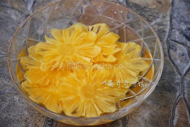 菠萝去皮后切薄片，越薄越好，厚薄程度直接影响后面烘干所需的时间。
切片后的菠萝在淡盐水里浸泡15分钟。