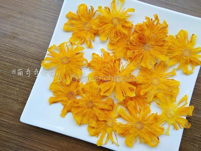 成品图。烘干的菠萝花是脆的，一定要轻拿轻放，不然一不小心一个花瓣就断了！