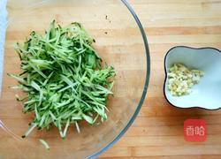 黄瓜丝拌拉皮的做法图解2