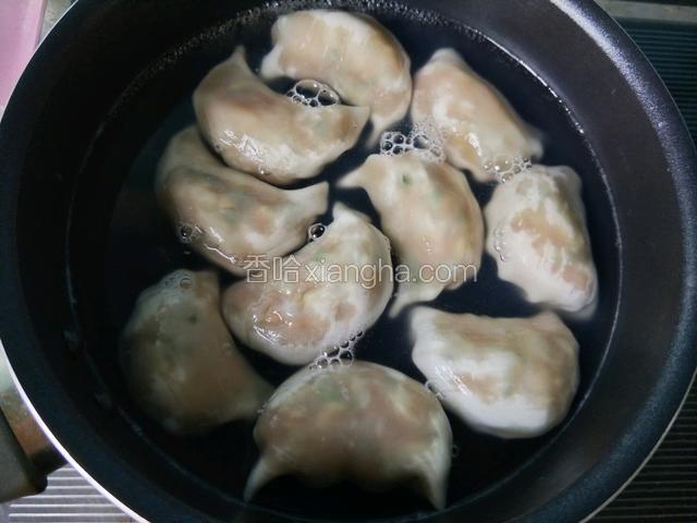 水开后倒入半碗清水，再烧开。