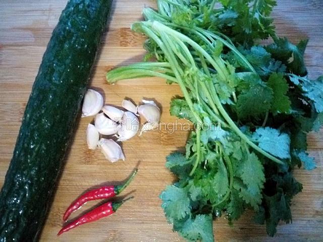 准备好凉拌黄瓜食材。