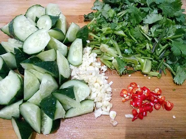 黄瓜切滚刀块、香菜切小段、蒜切末、小米椒切小段。