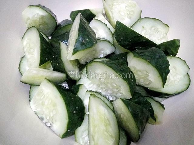 切好的黄瓜放入一个大碗中。