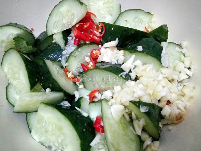 放入蒜末和小米椒。