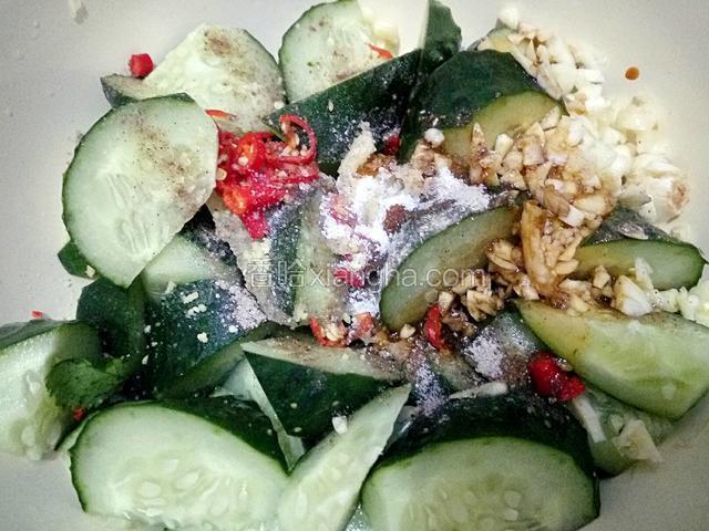 放入盐、胡椒粉、特极鲜、糖、芝麻油翻拌均匀。