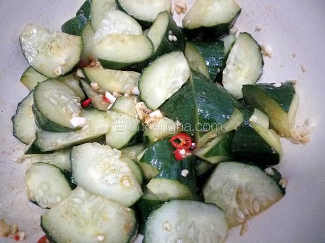 拌好的凉拌黄瓜，腌制5分钟。