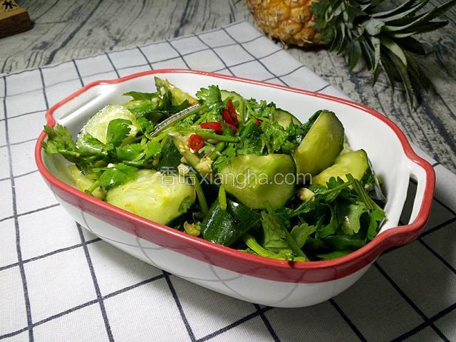 拌好的黄瓜装盘。