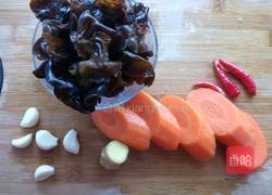 胡萝卜炒木耳的做法图解2