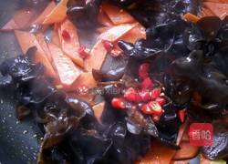 胡萝卜炒木耳的做法图解11