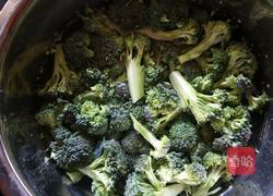 素炒西兰花的做法图解2